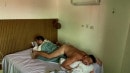 ELE FICOU DE BUNDA PRA CIMA E MANDOU O COLEGA DE QUARTO EMPURRAR ROLA