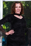 Elizabeth Arrives In Her Gothiest Dress