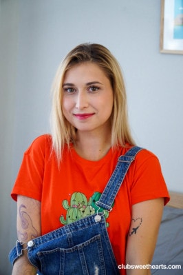 Iris Kiss Kiss  from CLUBSWEETHEARTS