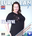 Sexy Housewife With Huge Tits Shows Her Naked Body