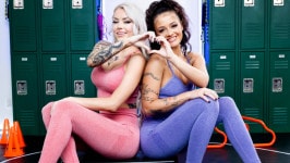 Nichole Saphir  from TWISTYS