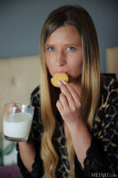 Lisa Dawn in Bedtime Snack gallery from METART by Arkisi - #5